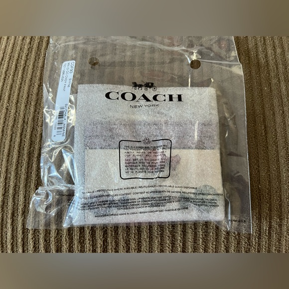 Coach Mini Skinny Id Case
With Candy Print And Charm NWT w/packaging - Picture 3 of 4